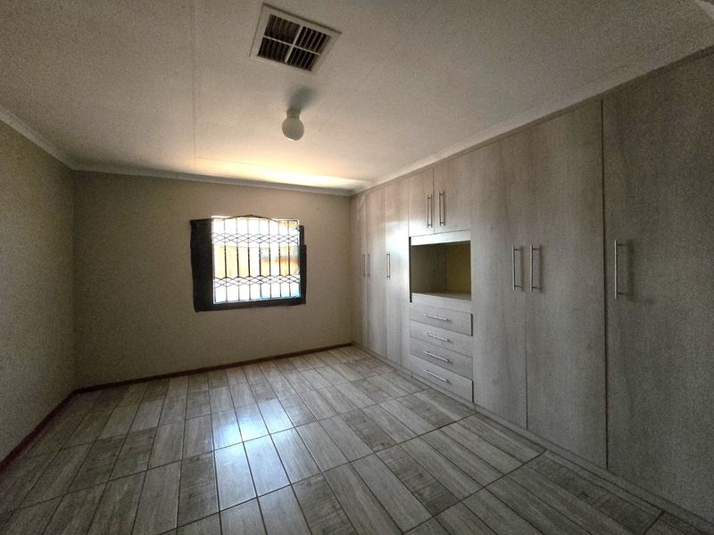 Sturdy Home in Morning Glory, Upington - Photo 8