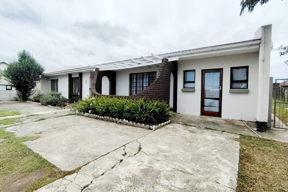 4 Bedroom House For Sale in Amalinda - Photo 5