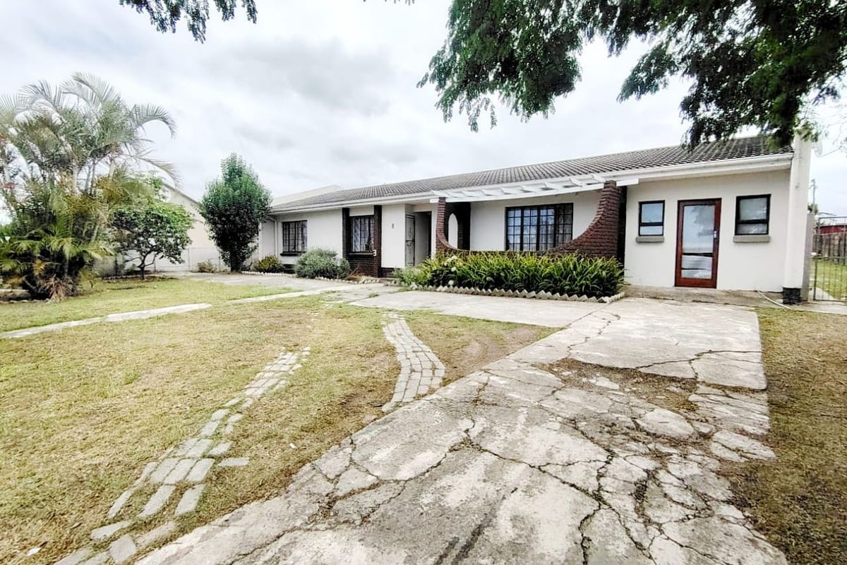 4 Bedroom House For Sale in Amalinda - Photo 2