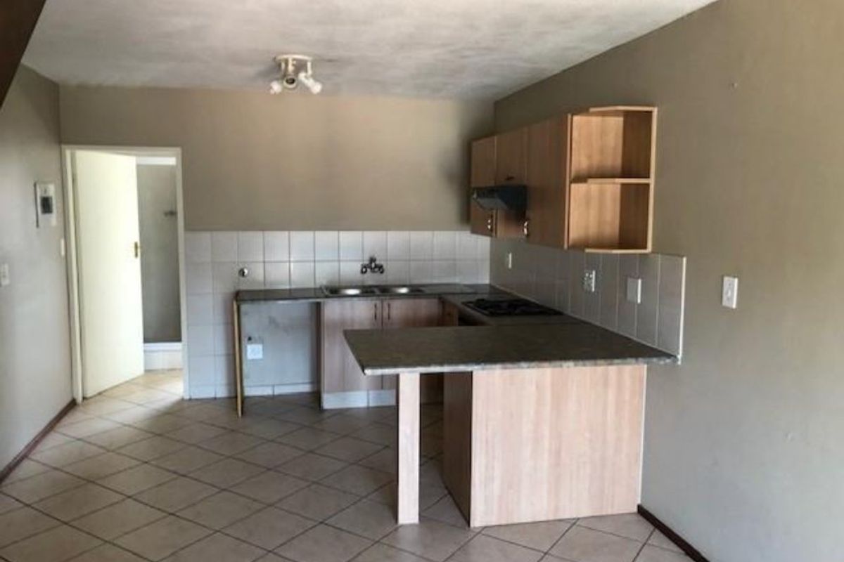 Cozy & Convenient 2-Bedroom Simplex – A Smart Buy!  - Photo 4