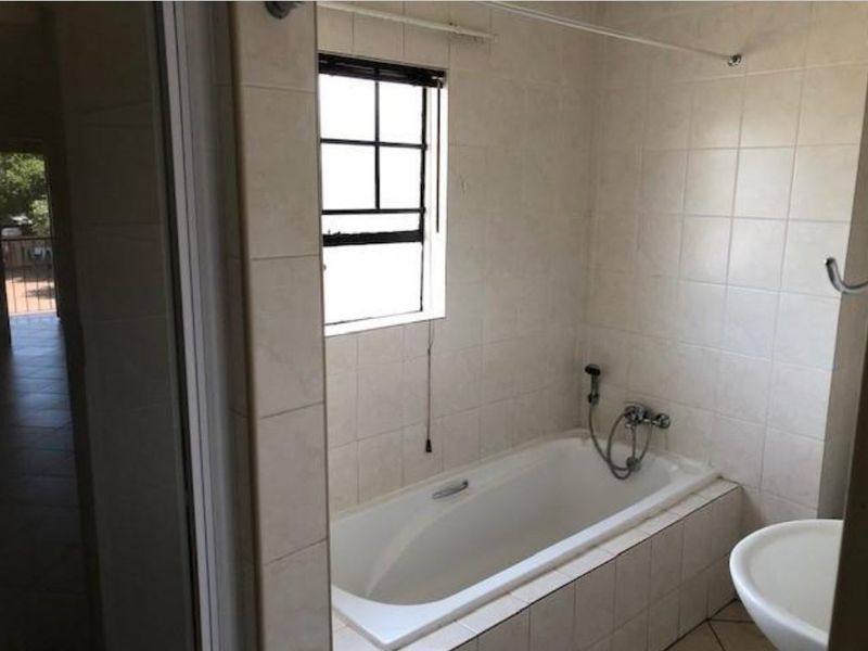 Cozy & Convenient 2-Bedroom Simplex – A Smart Buy!  - Photo 2