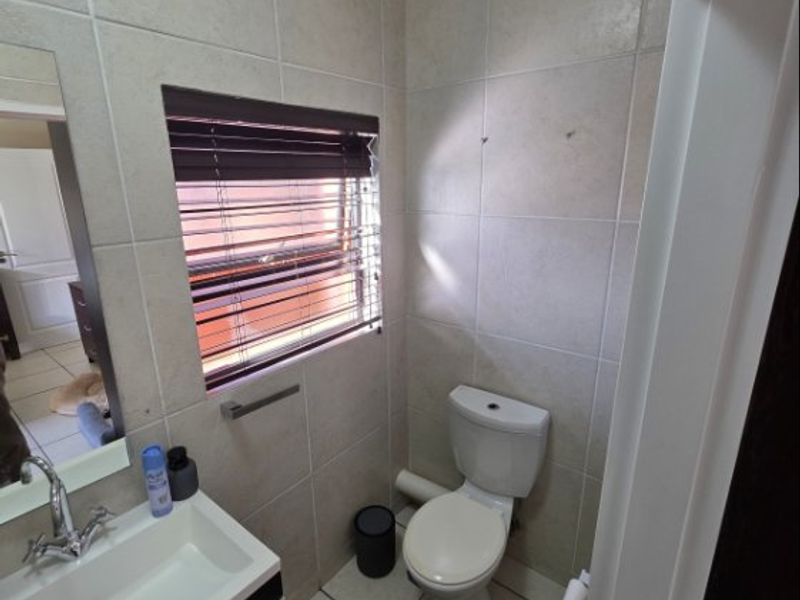 Modern 2-Bed Townhouse with Private Garden & Top-Class Security - Photo 2