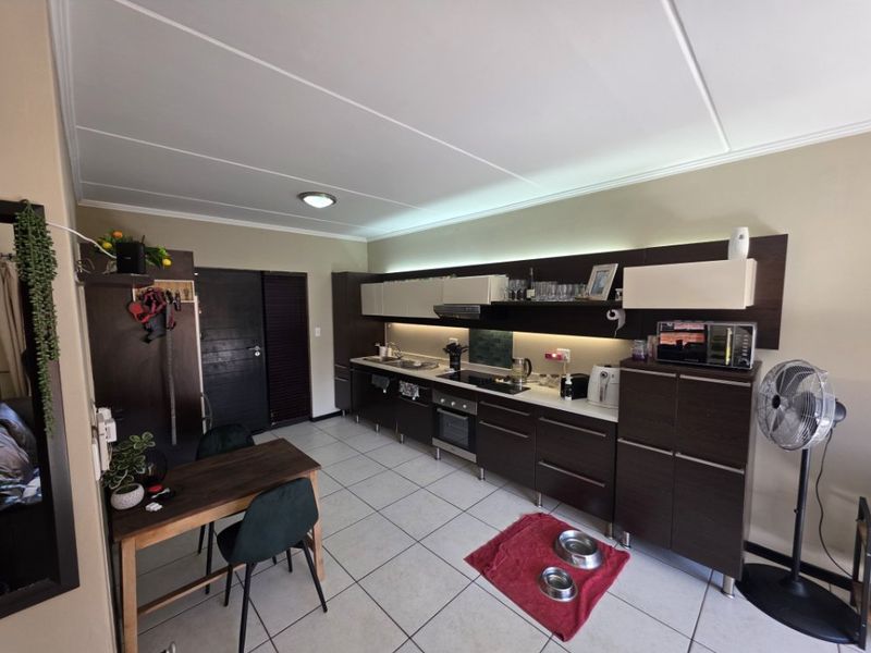 Modern 2-Bed Townhouse with Private Garden & Top-Class Security - Photo 10