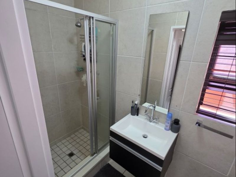 Modern 2-Bed Townhouse with Private Garden & Top-Class Security - Photo 8