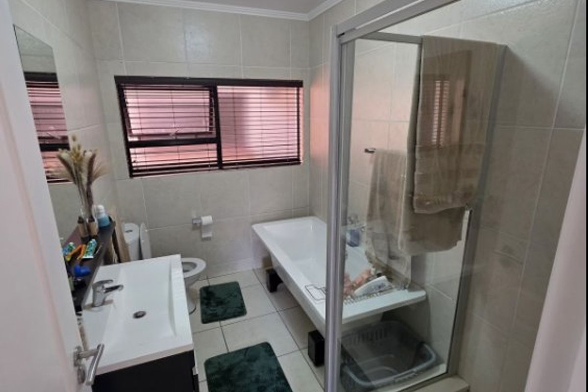 Modern 2-Bed Townhouse with Private Garden & Top-Class Security - Photo 4