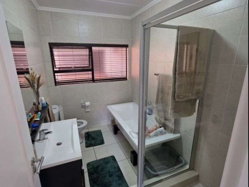 Modern 2-Bed Townhouse with Private Garden & Top-Class Security - Photo 4