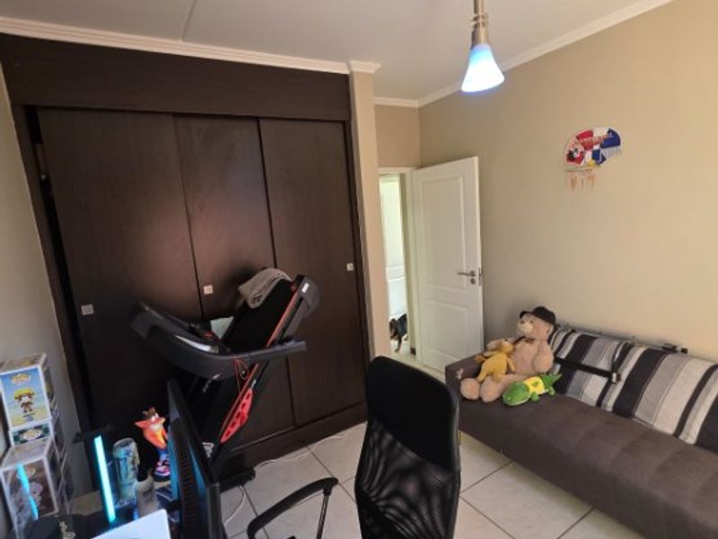 Modern 2-Bed Townhouse with Private Garden & Top-Class Security - Photo 6