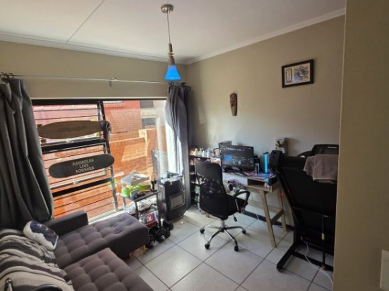 Modern 2-Bed Townhouse with Private Garden & Top-Class Security - Photo 5