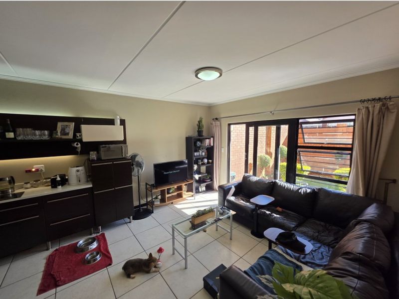Modern 2-Bed Townhouse with Private Garden & Top-Class Security - Photo 7
