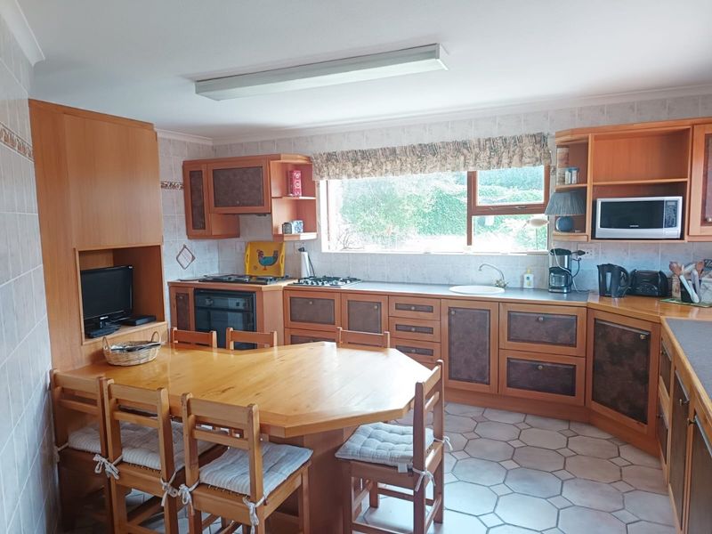 Ideal family home close to the beach with separate flatlet. - Photo 8