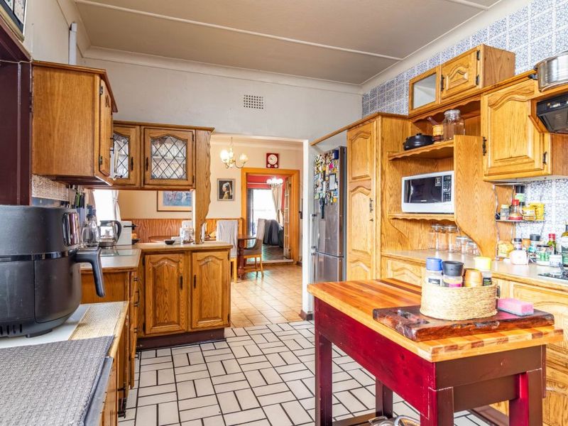 Large 4 bedroom home - Photo 5