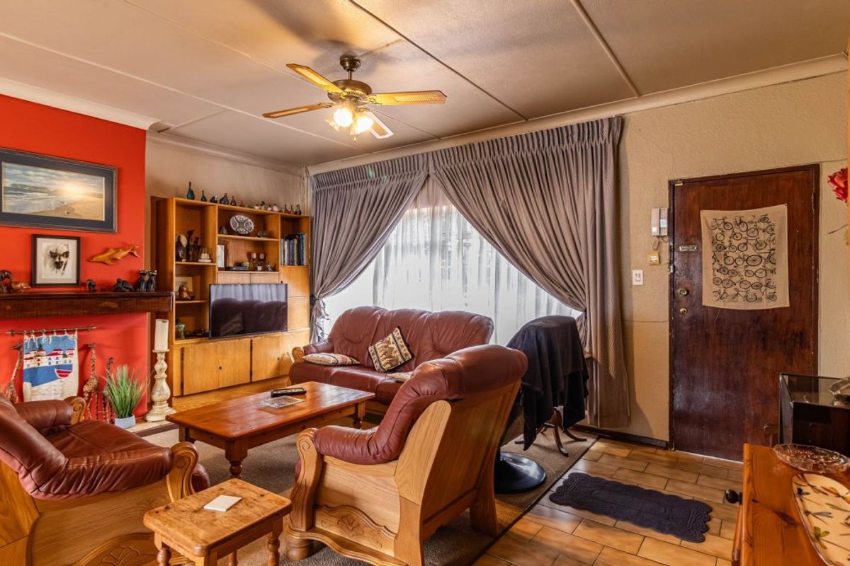 Large 4 bedroom home - Photo 4