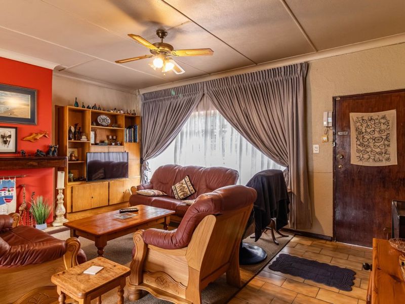 Large 4 bedroom home - Photo 4