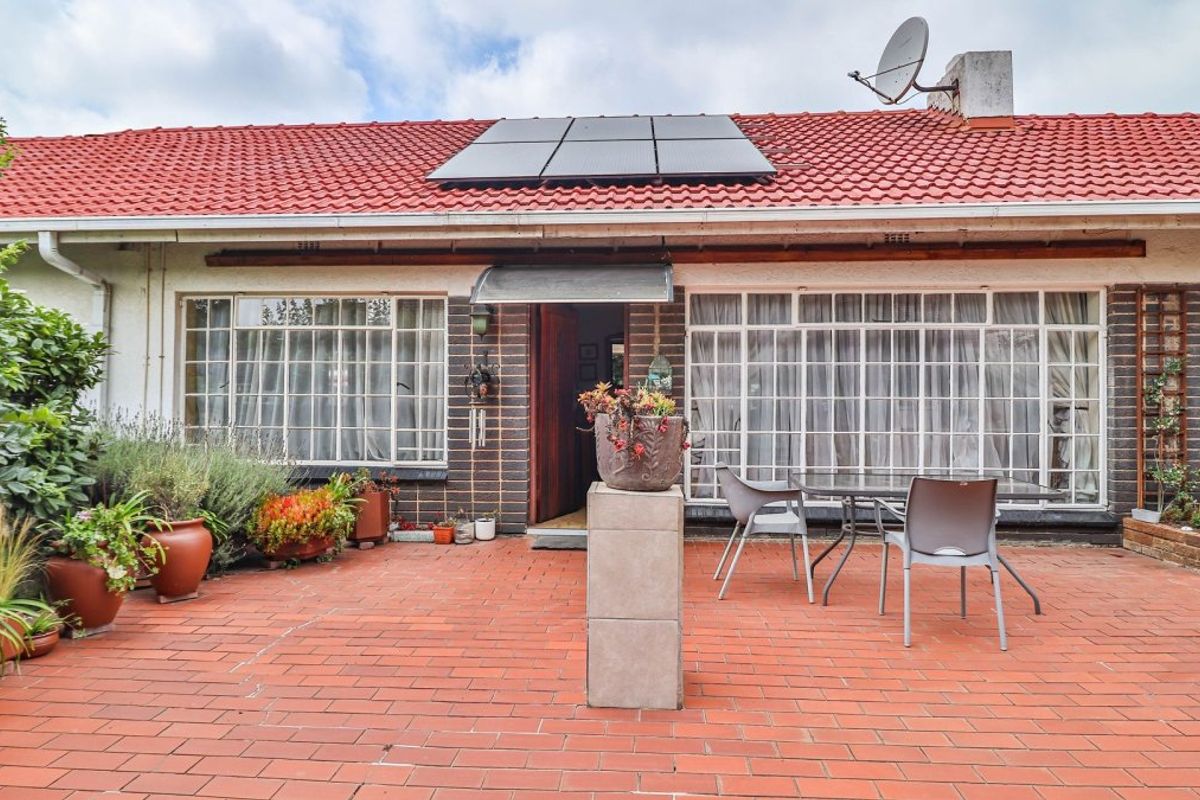 Large 4 bedroom home - Photo 3