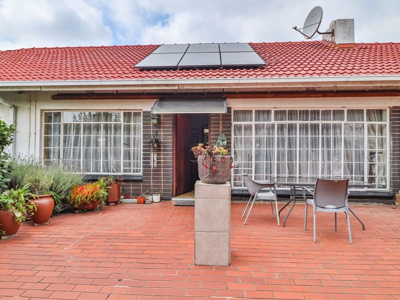 Large 4 bedroom home - Photo 3