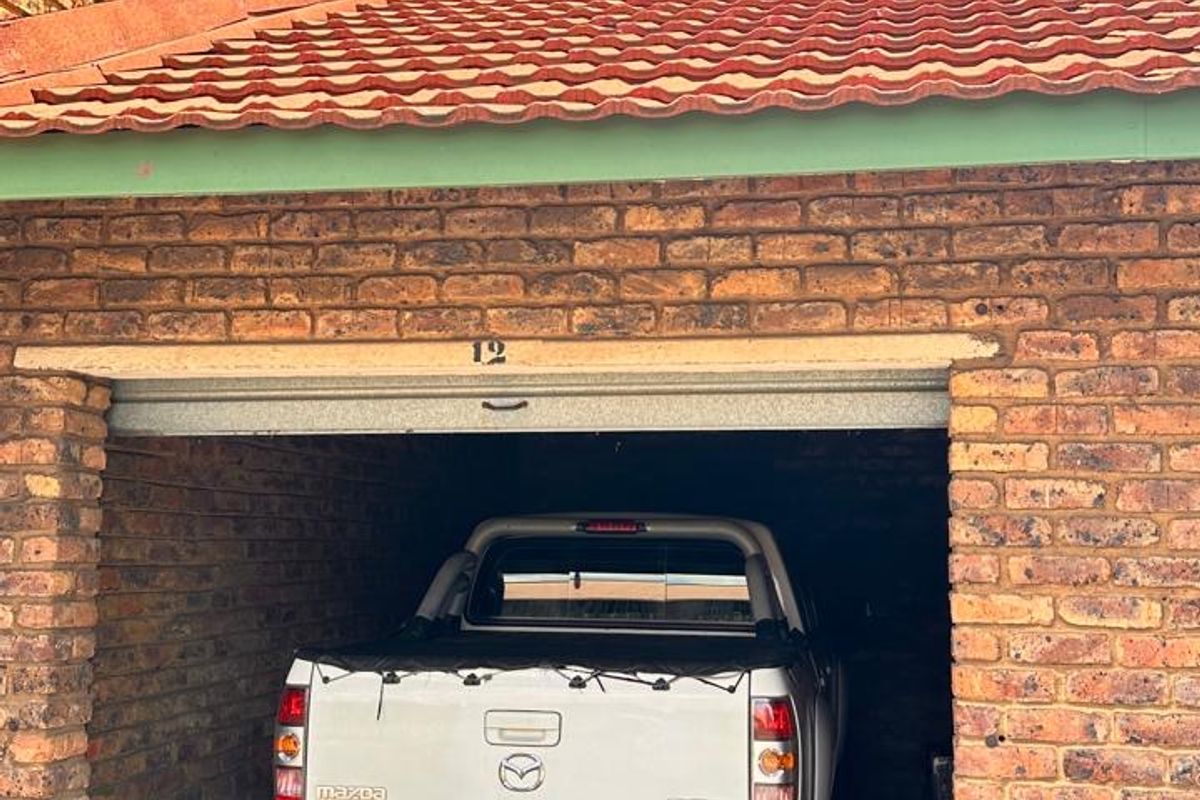 Neat 2-Bedroom Apartment with Garage – Middelburg Central - Photo 2