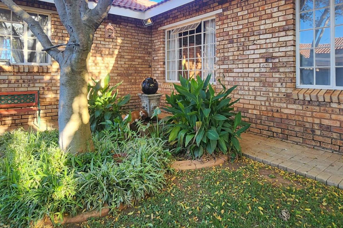 BEAUTIFUL FULL TITLE TOWNHOUSE - MOVE-IN READY! - Photo 2