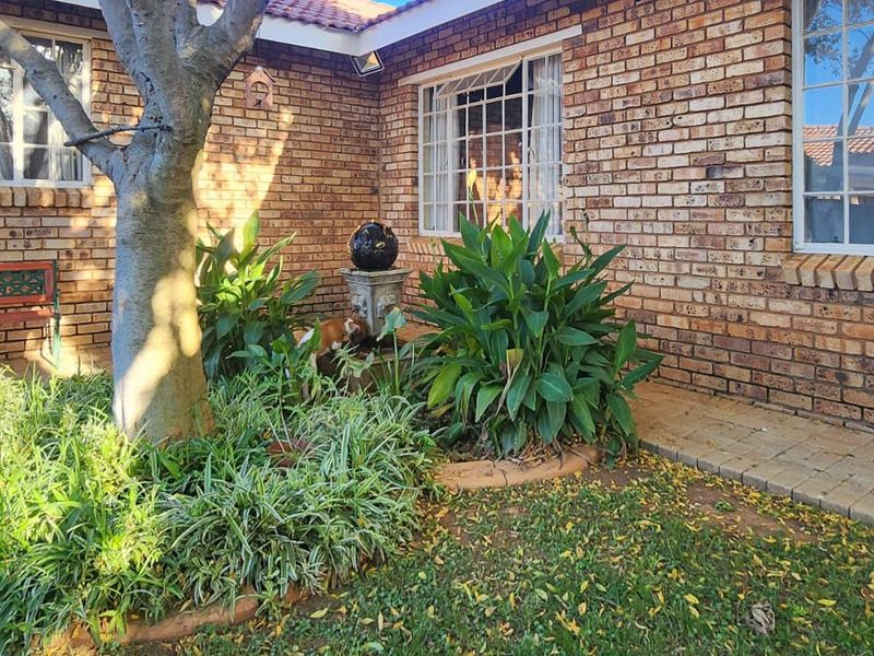 BEAUTIFUL FULL TITLE TOWNHOUSE - MOVE-IN READY! - Photo 2