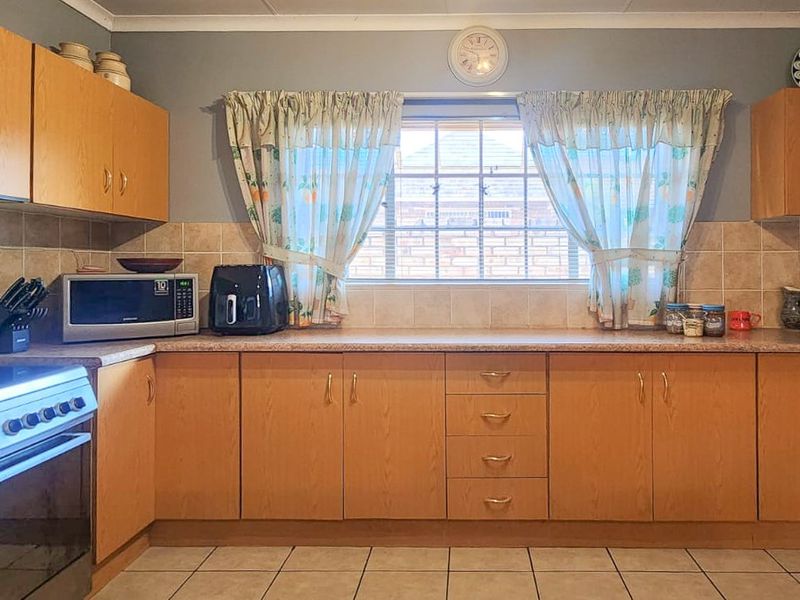 BEAUTIFUL FULL TITLE TOWNHOUSE - MOVE-IN READY! - Photo 8