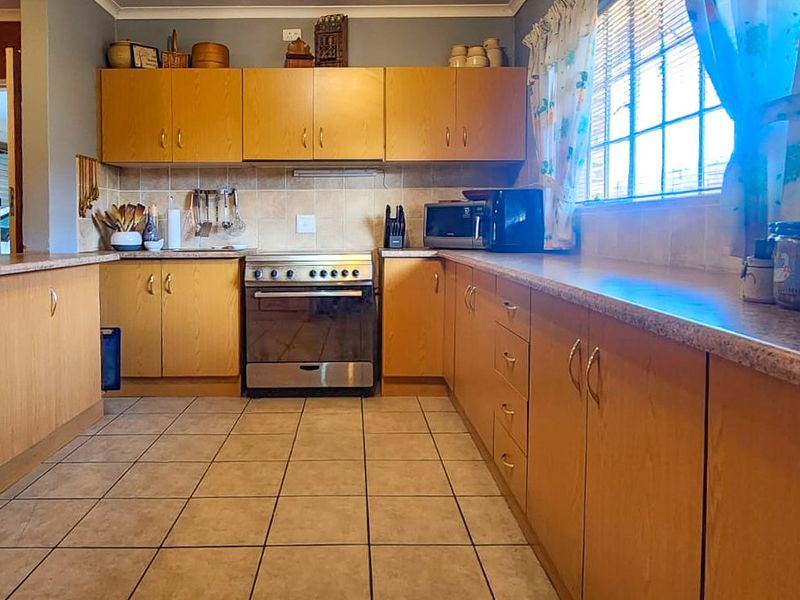 BEAUTIFUL FULL TITLE TOWNHOUSE - MOVE-IN READY! - Photo 7