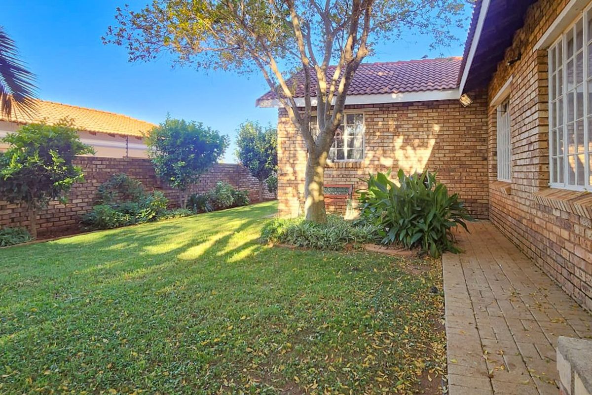 BEAUTIFUL FULL TITLE TOWNHOUSE - MOVE-IN READY! - Photo 3