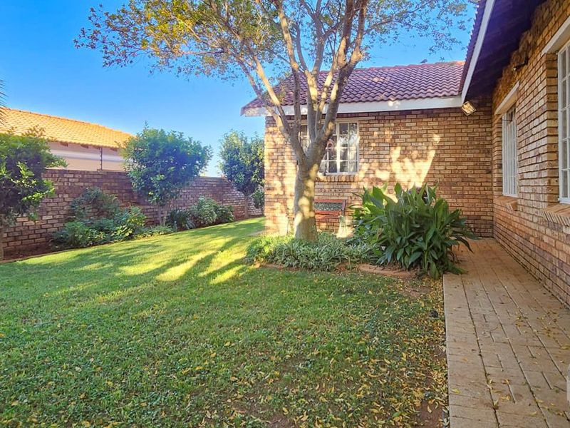 BEAUTIFUL FULL TITLE TOWNHOUSE - MOVE-IN READY! - Photo 3