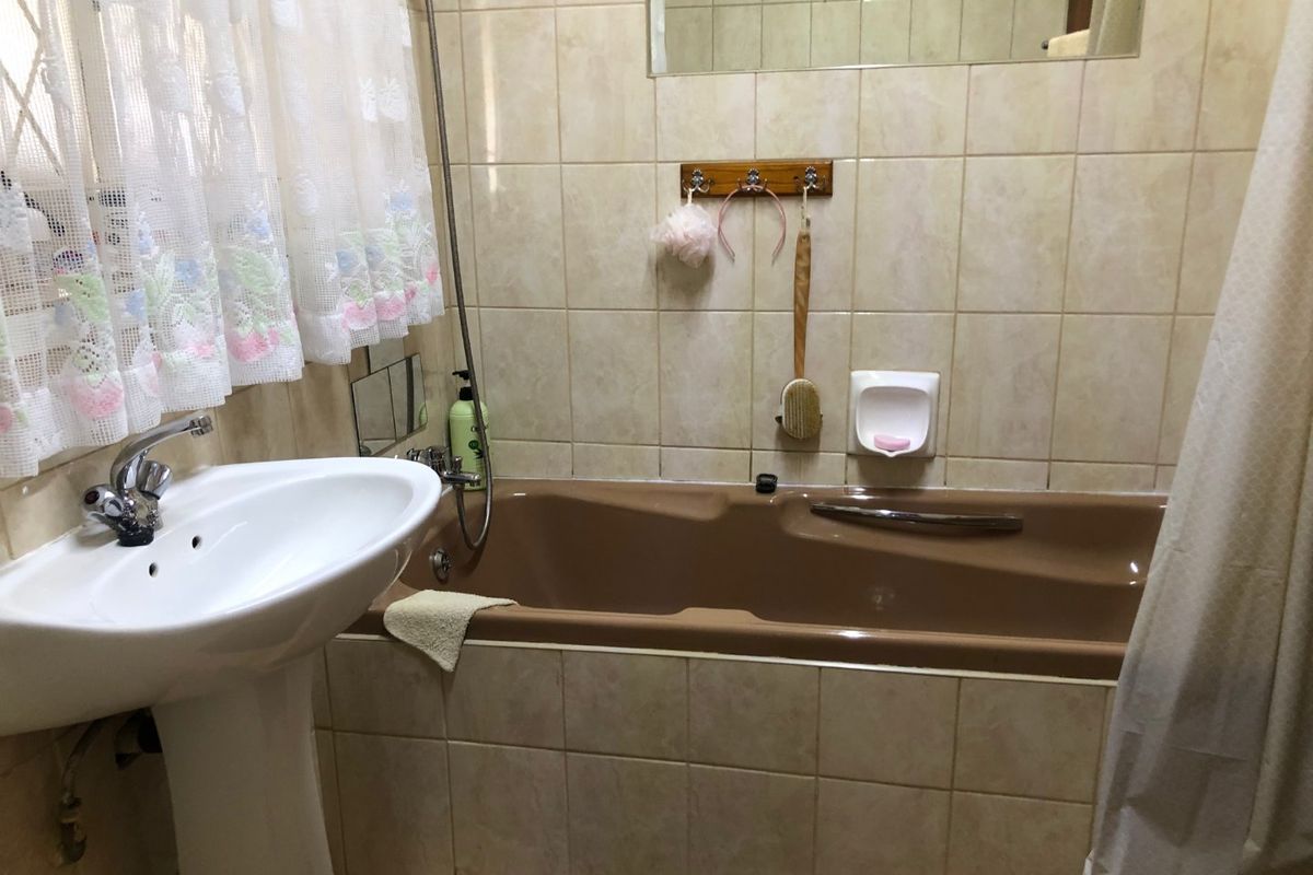 Sophiatown: 6 Bed - 3 Appartments - Home Investment!!! - Photo 3