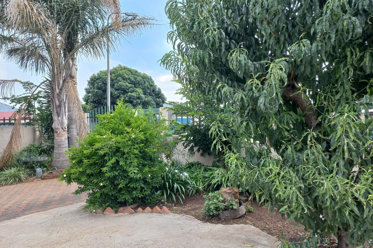 Sophiatown: 6 Bed - 3 Appartments - Home Investment!!! - Photo 2