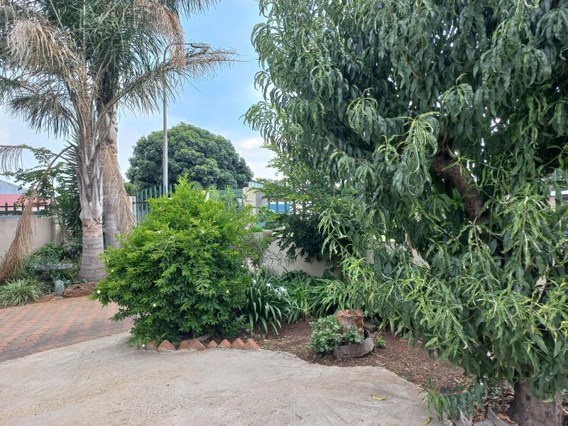 Sophiatown: 6 Bed - 3 Appartments - Home Investment!!! - Photo 2