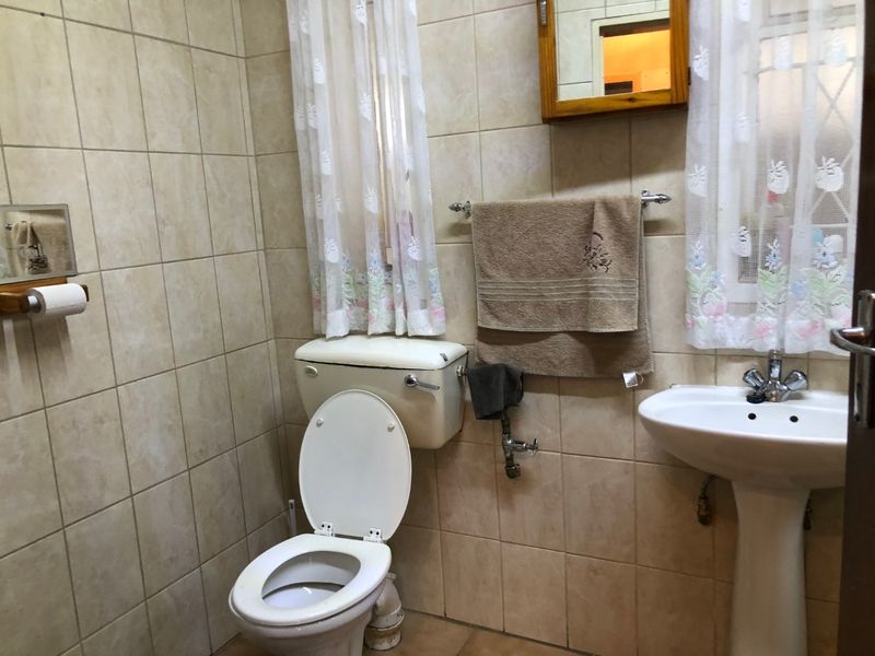 Sophiatown: 6 Bed - 3 Appartments - Home Investment!!! - Photo 8