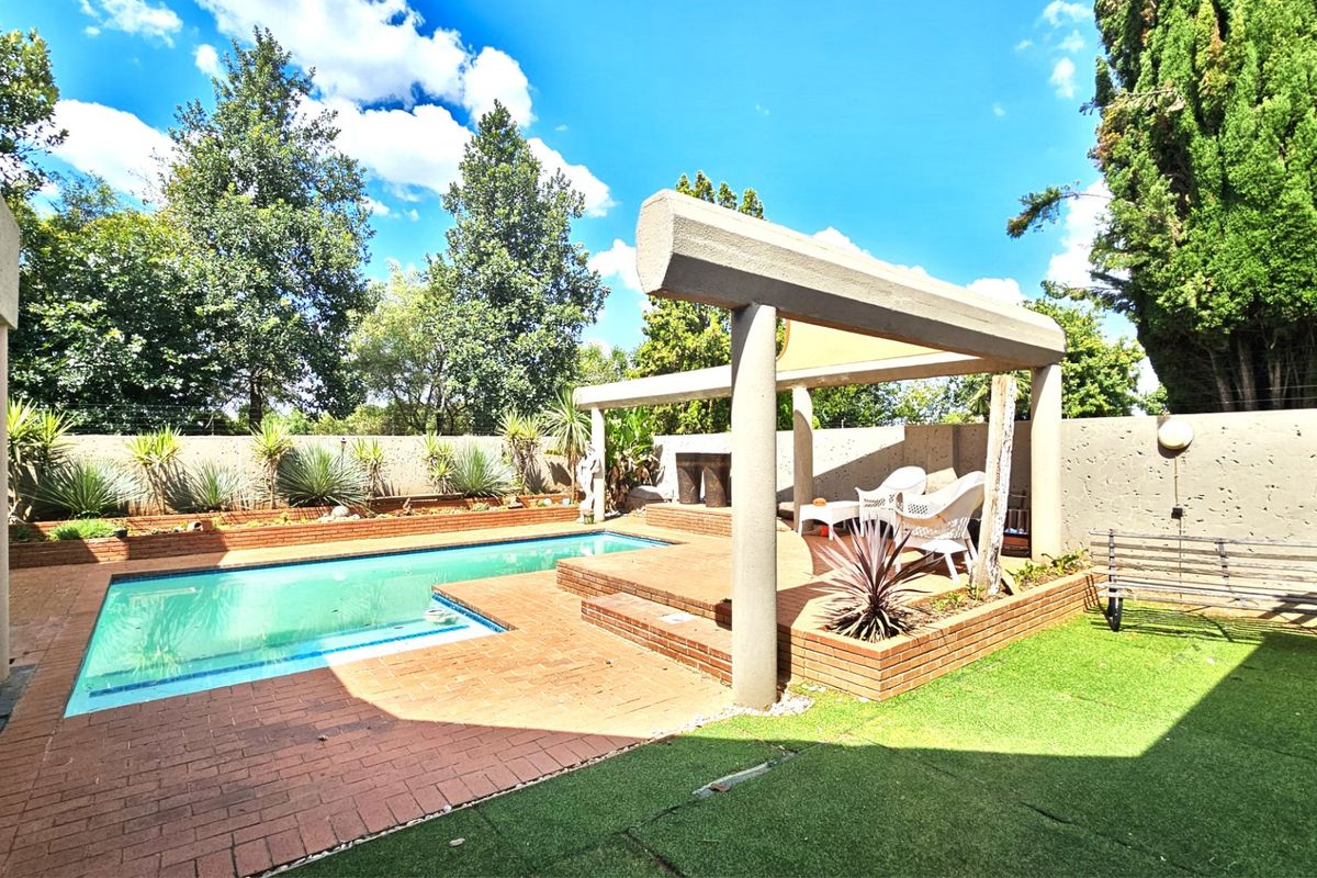 Elegant upmarket home with exceptional entertaining in popular Risiville area. - Photo 5