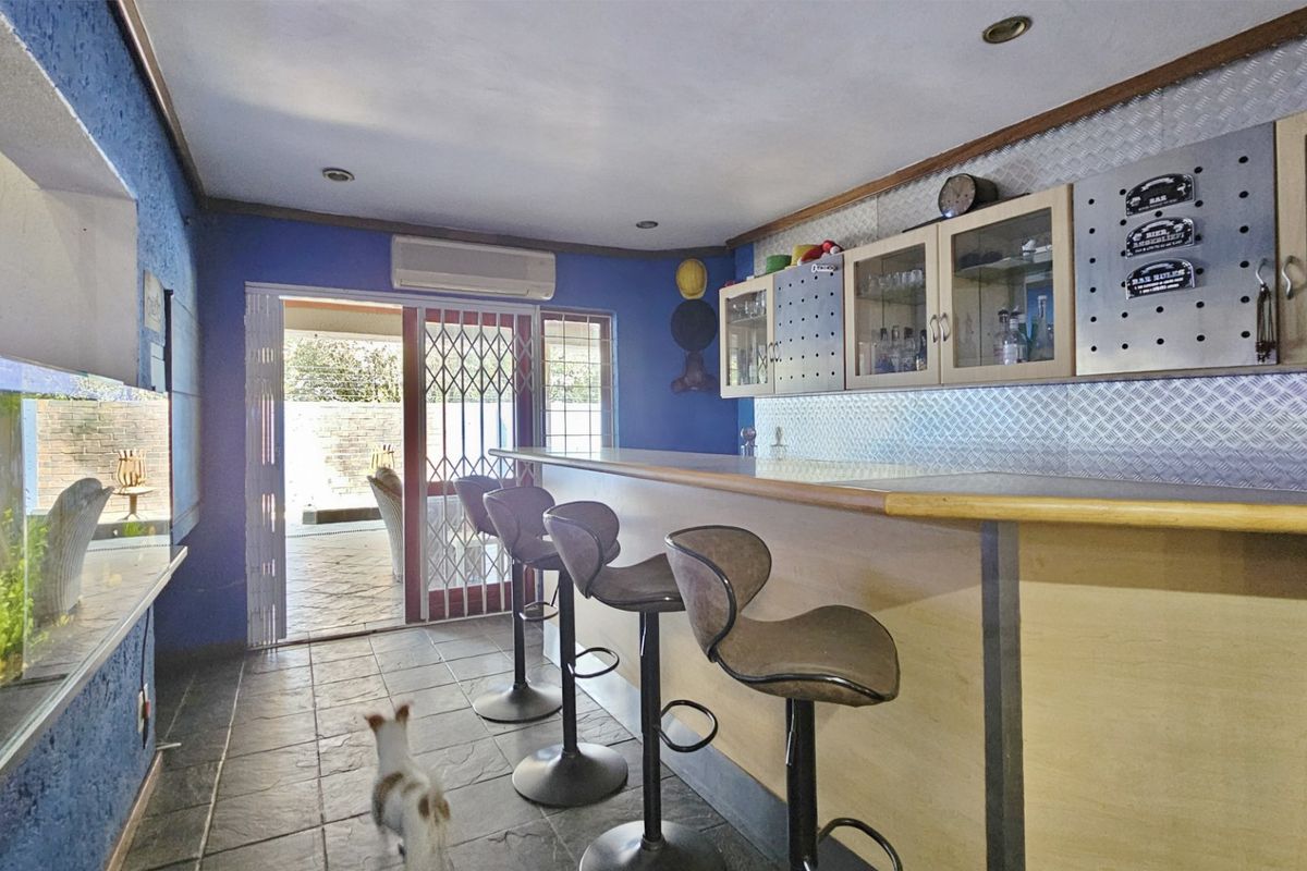 Elegant upmarket home with exceptional entertaining in popular Risiville area. - Photo 2