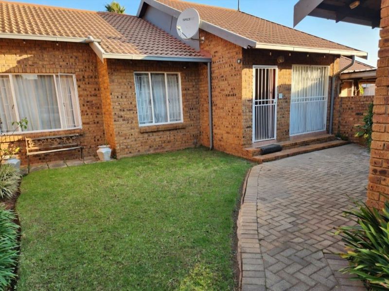 Spacious Family Home with Modern Comforts - Photo 3