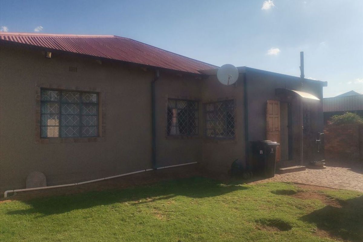 Well-Planned Family Home with Ample Living Space - Photo 3