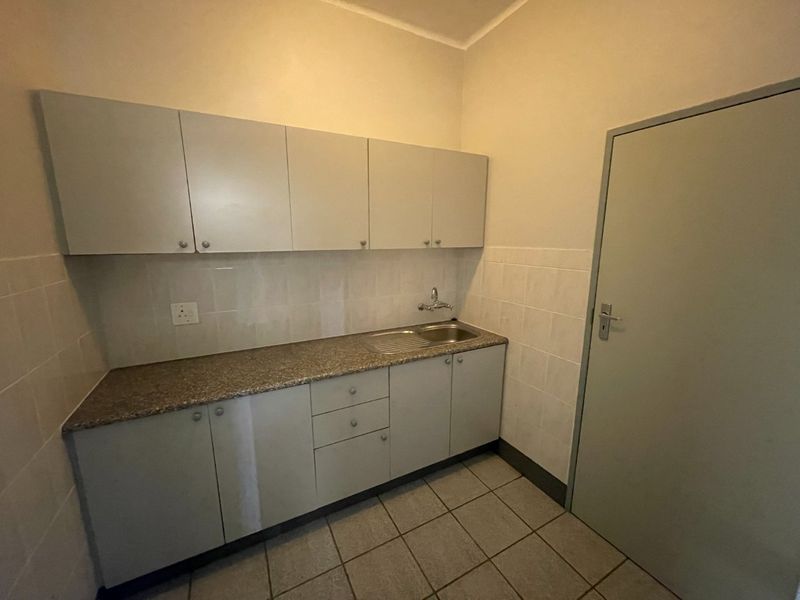 Office/Storage To Let in Montague Gardens - Photo 4