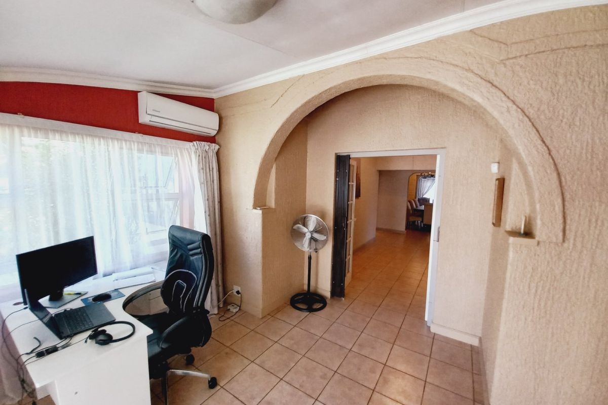 A Spacious and Versatile Family Home with Exceptional Living and Entertaining Spaces - Photo 5