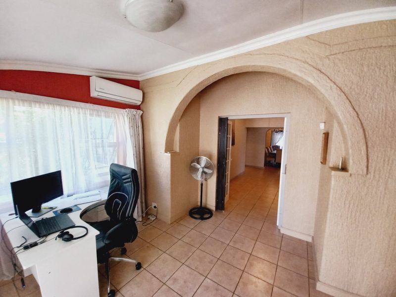 A Spacious and Versatile Family Home with Exceptional Living and Entertaining Spaces - Photo 5