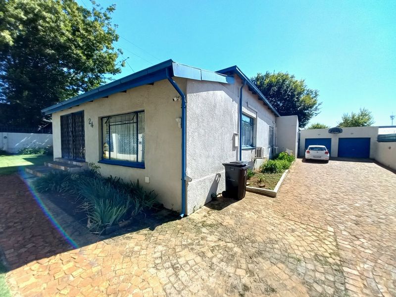 A Spacious and Versatile Family Home with Exceptional Living and Entertaining Spaces - Photo 2