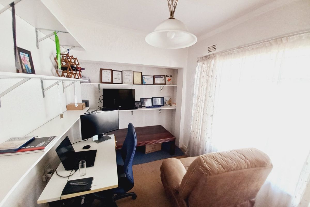 A Spacious and Versatile Family Home with Exceptional Living and Entertaining Spaces - Photo 4