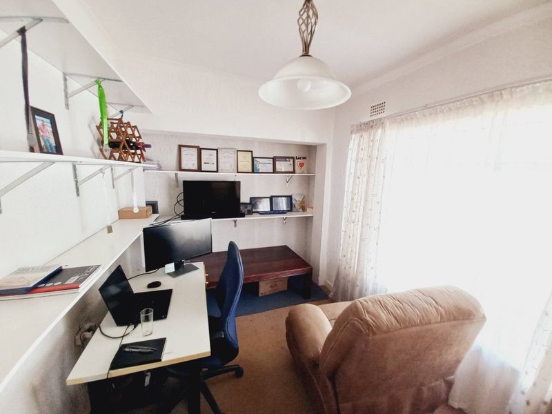 A Spacious and Versatile Family Home with Exceptional Living and Entertaining Spaces - Photo 4