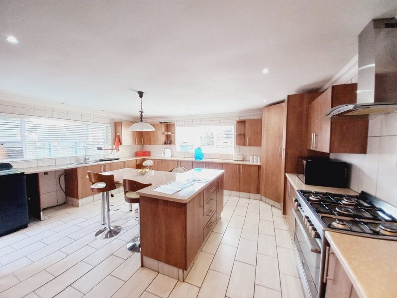 A Spacious and Versatile Family Home with Exceptional Living and Entertaining Spaces - Photo 10