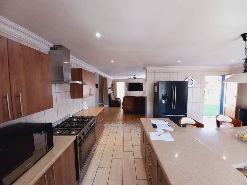 A Spacious and Versatile Family Home with Exceptional Living and Entertaining Spaces - Photo 9