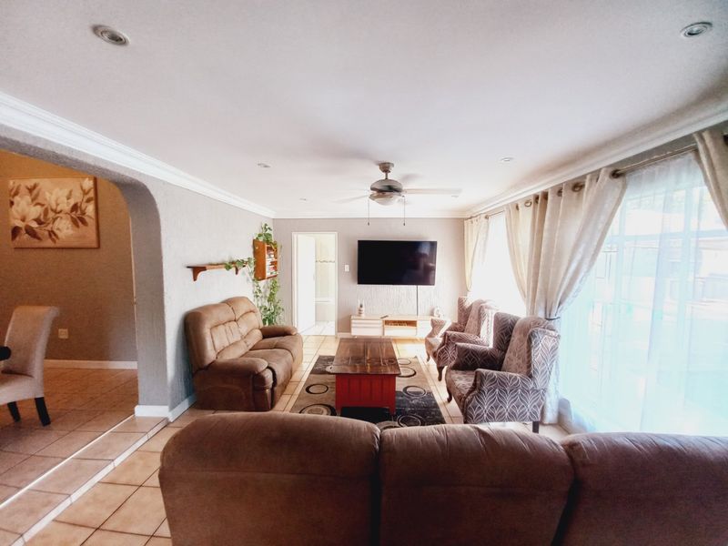 A Spacious and Versatile Family Home with Exceptional Living and Entertaining Spaces - Photo 7