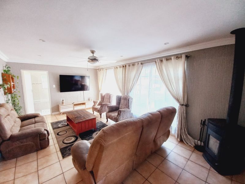 A Spacious and Versatile Family Home with Exceptional Living and Entertaining Spaces - Photo 8