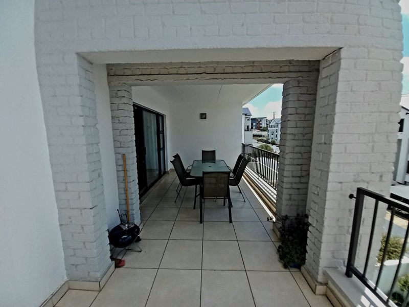 Immaculate Two-Bedroom Apartment Offering Secure Estate Living in Greenstone Hill - Photo 9