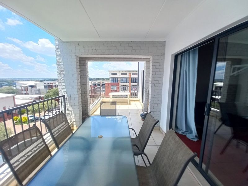 Immaculate Two-Bedroom Apartment Offering Secure Estate Living in Greenstone Hill - Photo 8