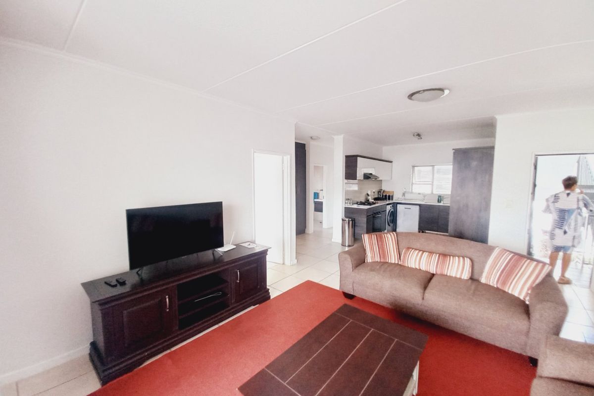 Immaculate Two-Bedroom Apartment Offering Secure Estate Living in Greenstone Hill - Photo 5