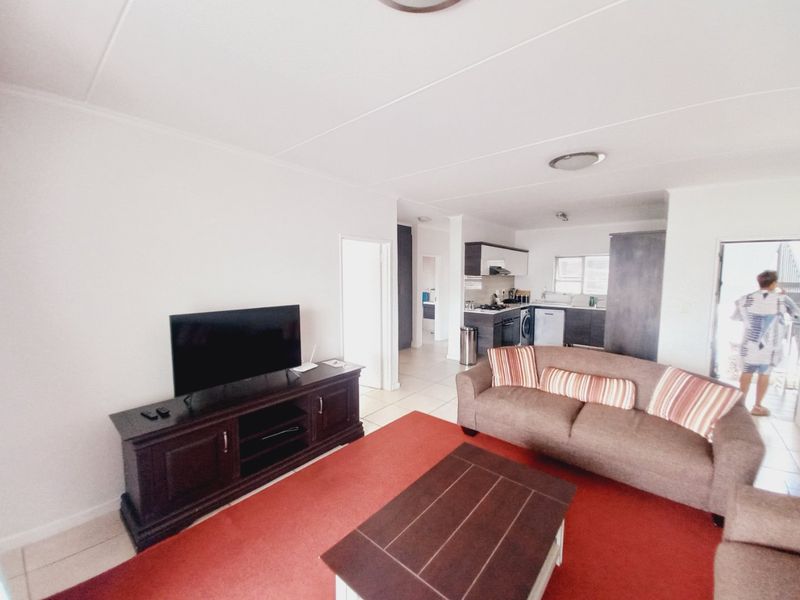 Immaculate Two-Bedroom Apartment Offering Secure Estate Living in Greenstone Hill - Photo 5