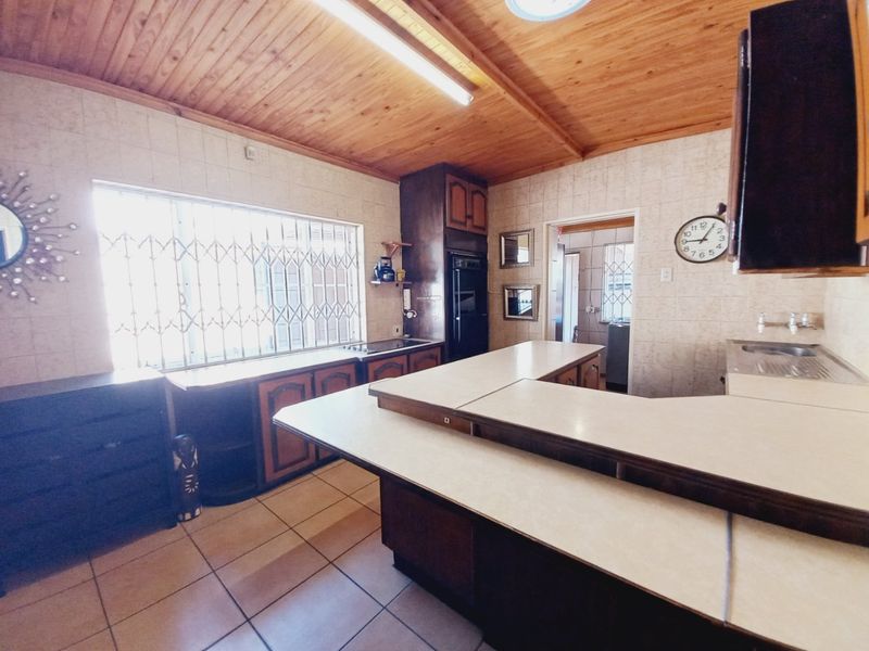 Spacious Family Home with Granny Flat Offering Exceptional Value in Wannenburghoogte, Germiston - Photo 8