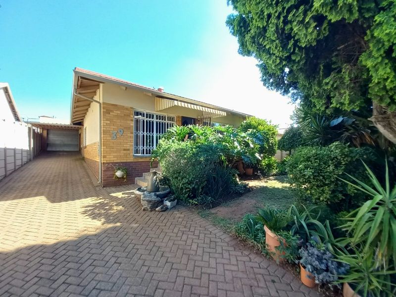 Spacious Family Home with Granny Flat Offering Exceptional Value in Wannenburghoogte, Germiston - Photo 2